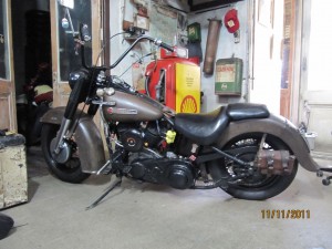 harley en taller de motos, Montevideo, Uruguay