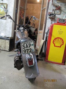 moto Harley Hidra Glide en taller de motos, Montevideo, Uruguay