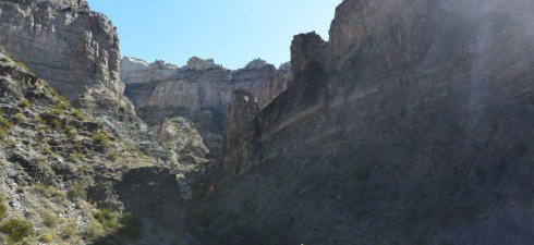 El Cañón del Atuel es  de una naturaleza sorprendente, con paisajes increíbles, las montañas tienen colores y formaciones geológicas que han sido esculpidas en el tiempo por el agua y el viento que te hace sentir en la época de los dinosaurios, también hay rincones con arboles frondosos a orillas de pequeños lagos.